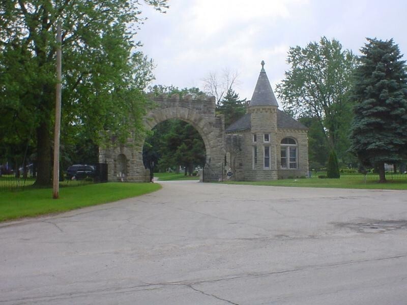 Cemetery sites at Elm Lawn Bay City Mi 6 available, near chapel next to road.