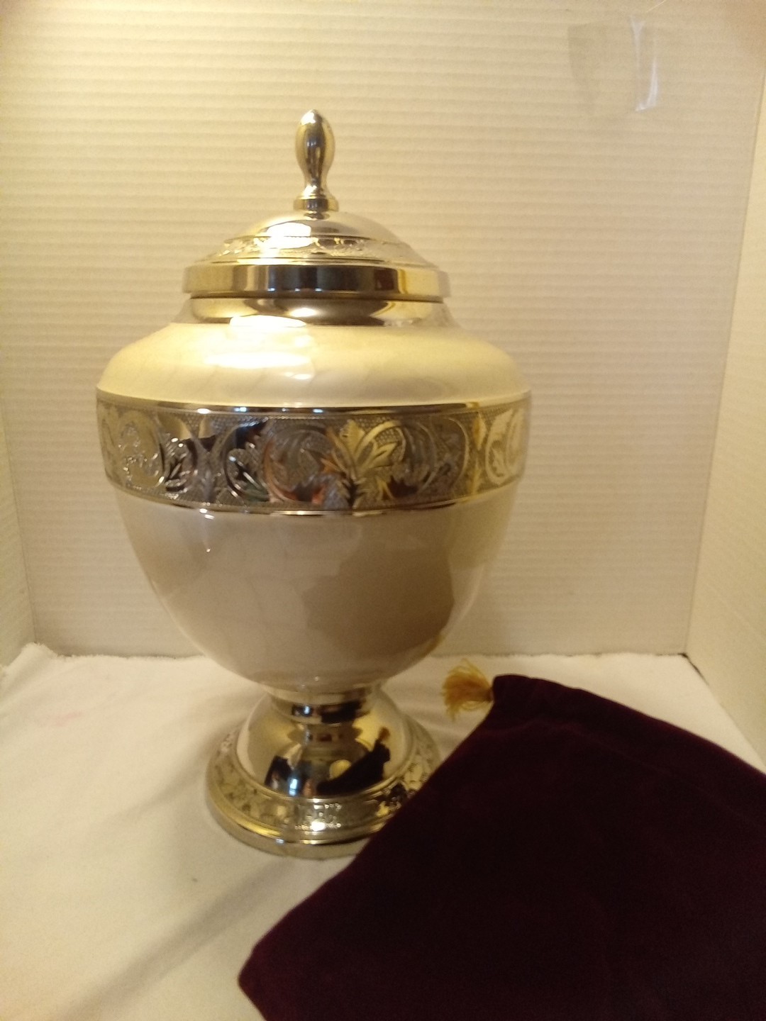 Peral White Silver Etched Urn No Auction