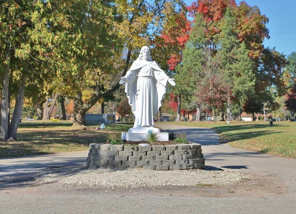 (2) VETERAN Cemetery Plots In Cadillac Memorial Gardens East in Clinton TWP, MI