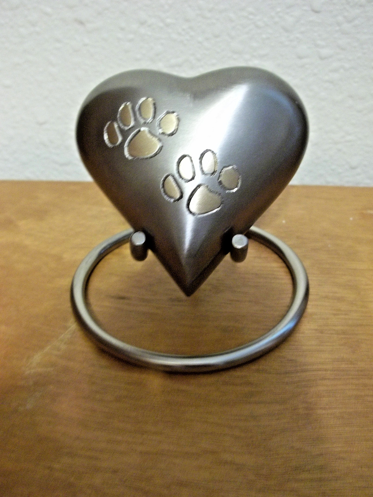 Pewter Tone Heart Keepsake w/Gold Paws~~Stand Included