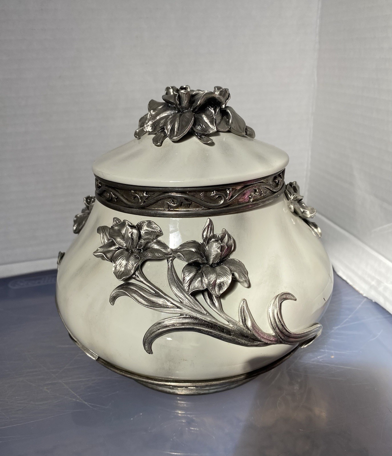 Small Cremation Urn “ Pewter Lillies Infant Urn” Cold Cast Polystone And Pewter
