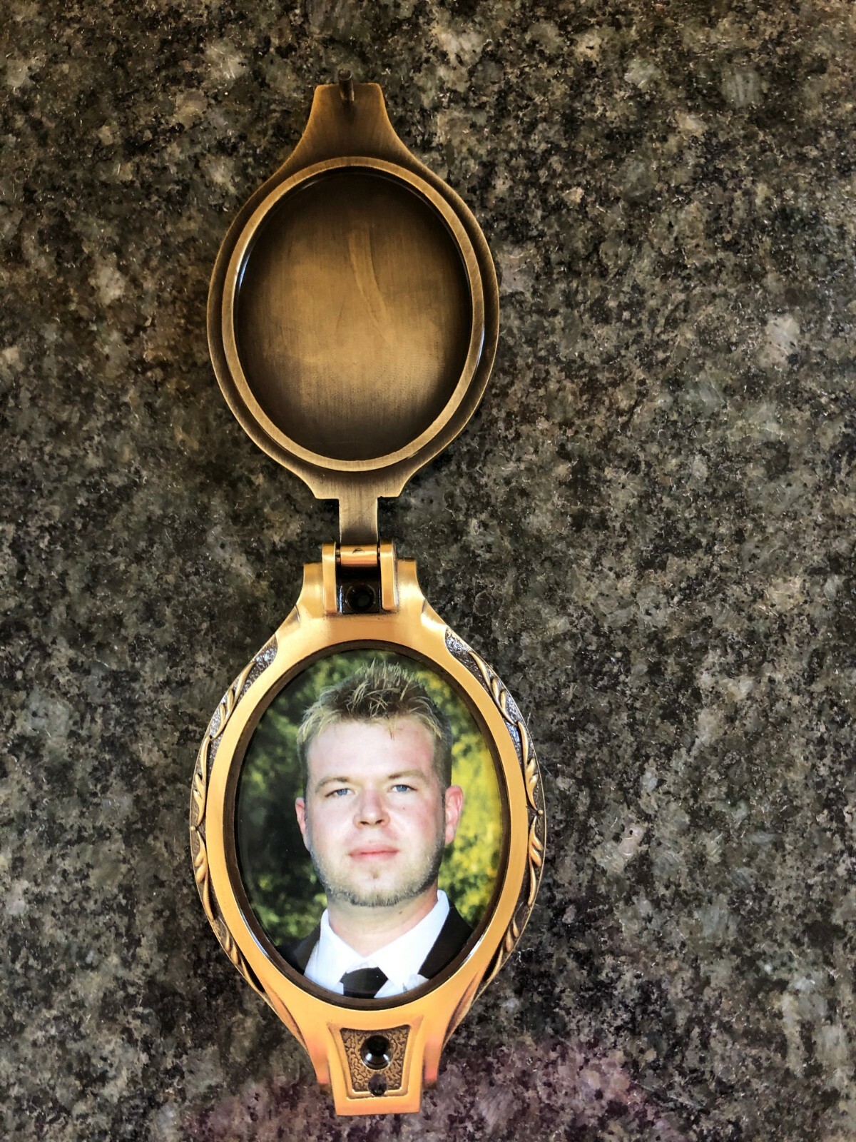 4.75″x 3″ Porcelain Photo Picture w/ Bronze Frame Cover Outdoors Cemetery