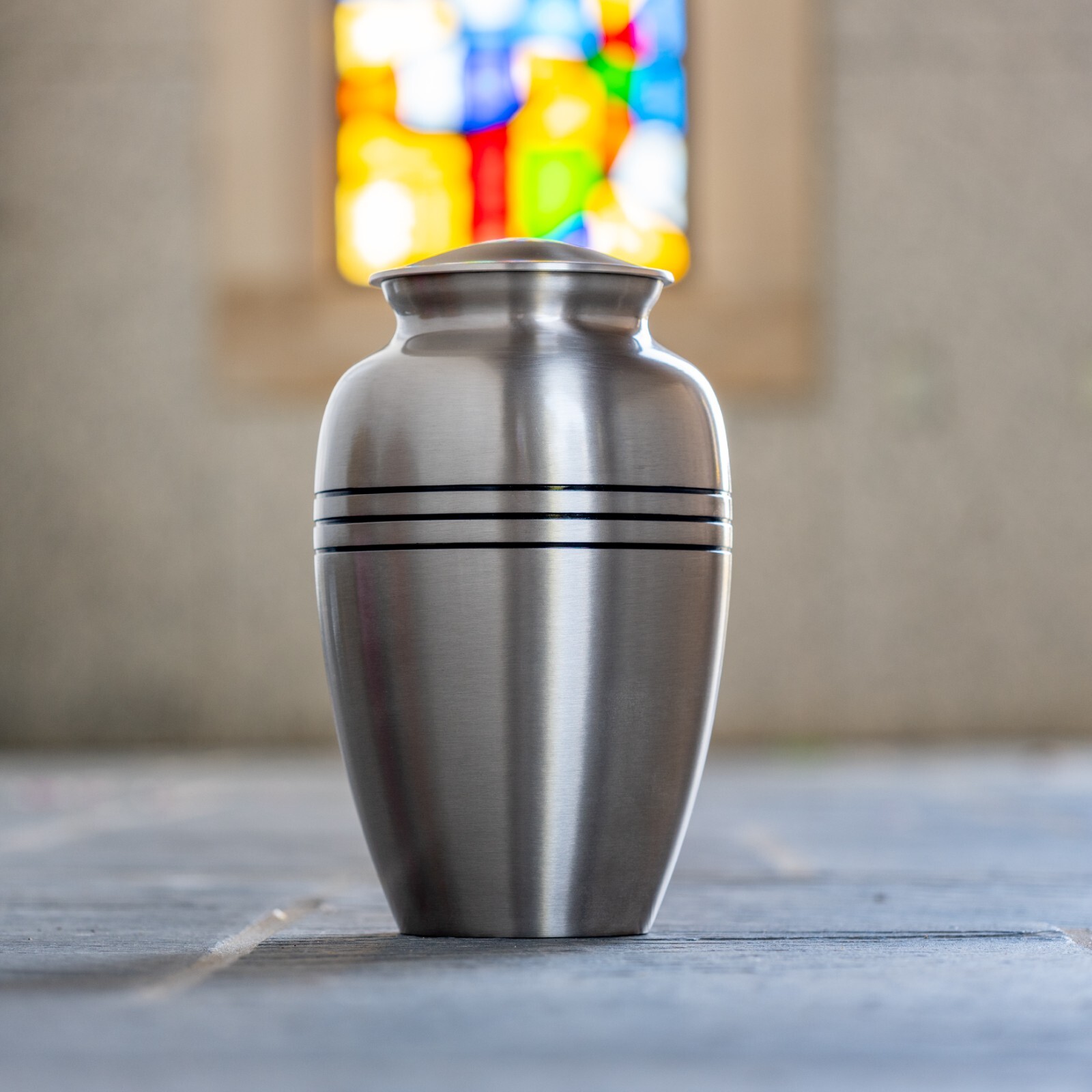 CLASSIC URNS & MEMORIALS Silver Urn with Black Stripe – With Case