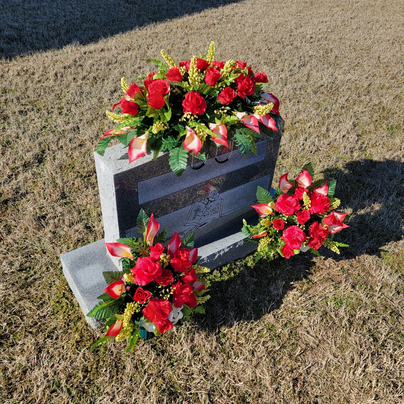 Red Calla Lilies and Roses Saddle Set With Cones