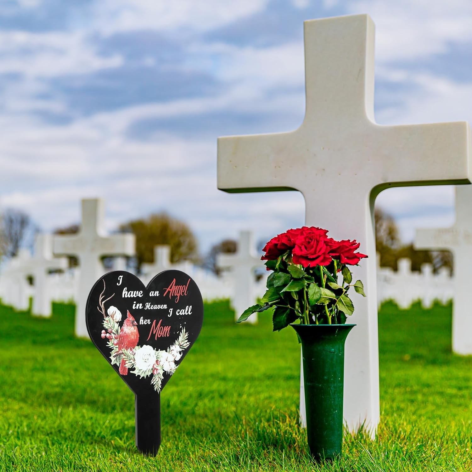 Memorial Gifts – Elegant Black Acrylic ‘Mom in Heaven’ Stake for Garden Decor