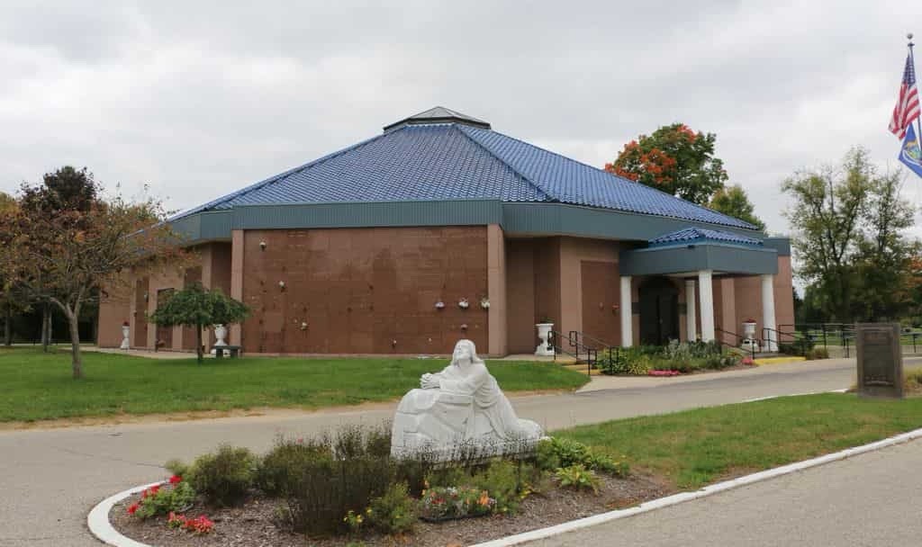 (2) VETERAN Cemetery Plots In Cadillac Memorial Gardens East in Clinton TWP, MI