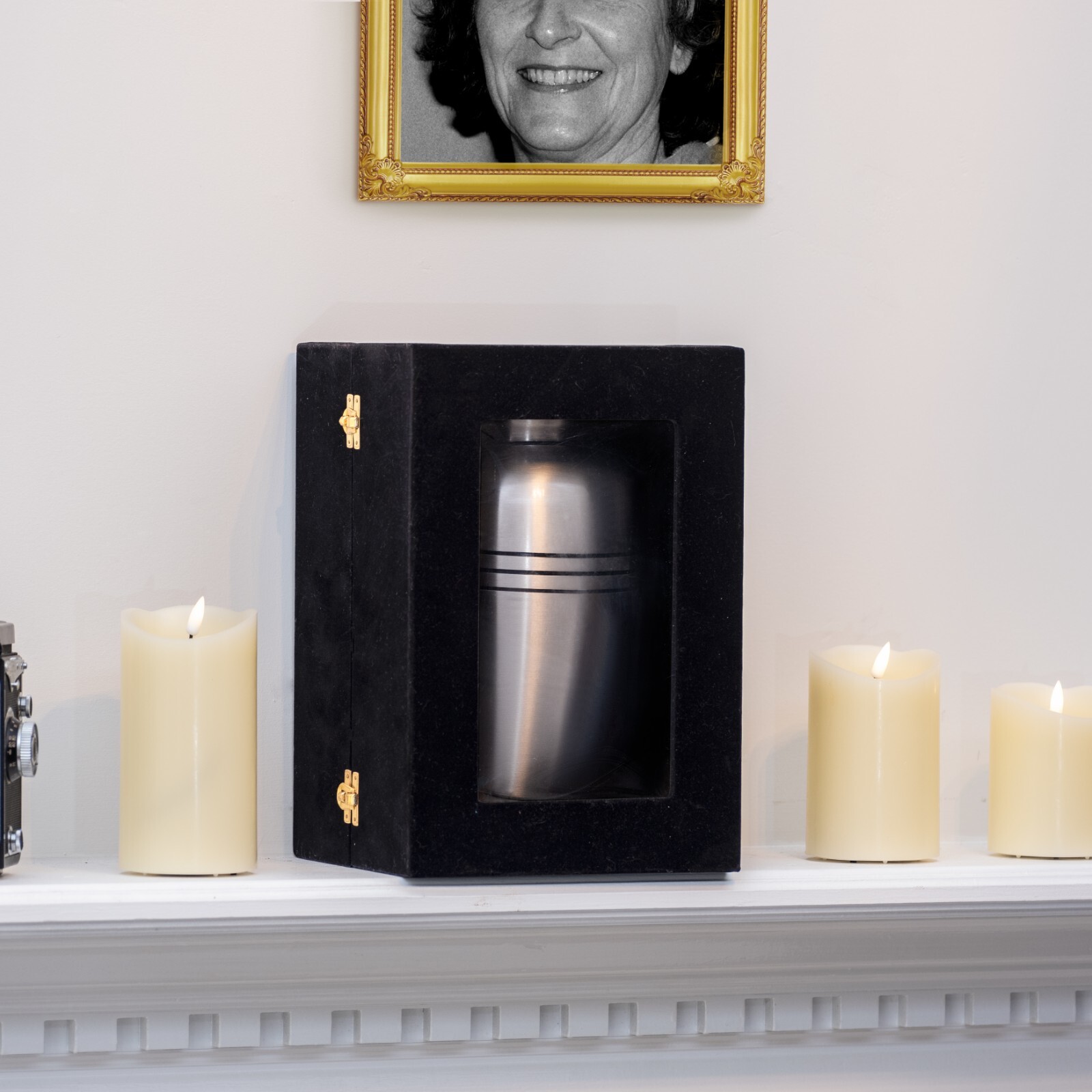 CLASSIC URNS & MEMORIALS Silver Urn with Black Stripe – With Case