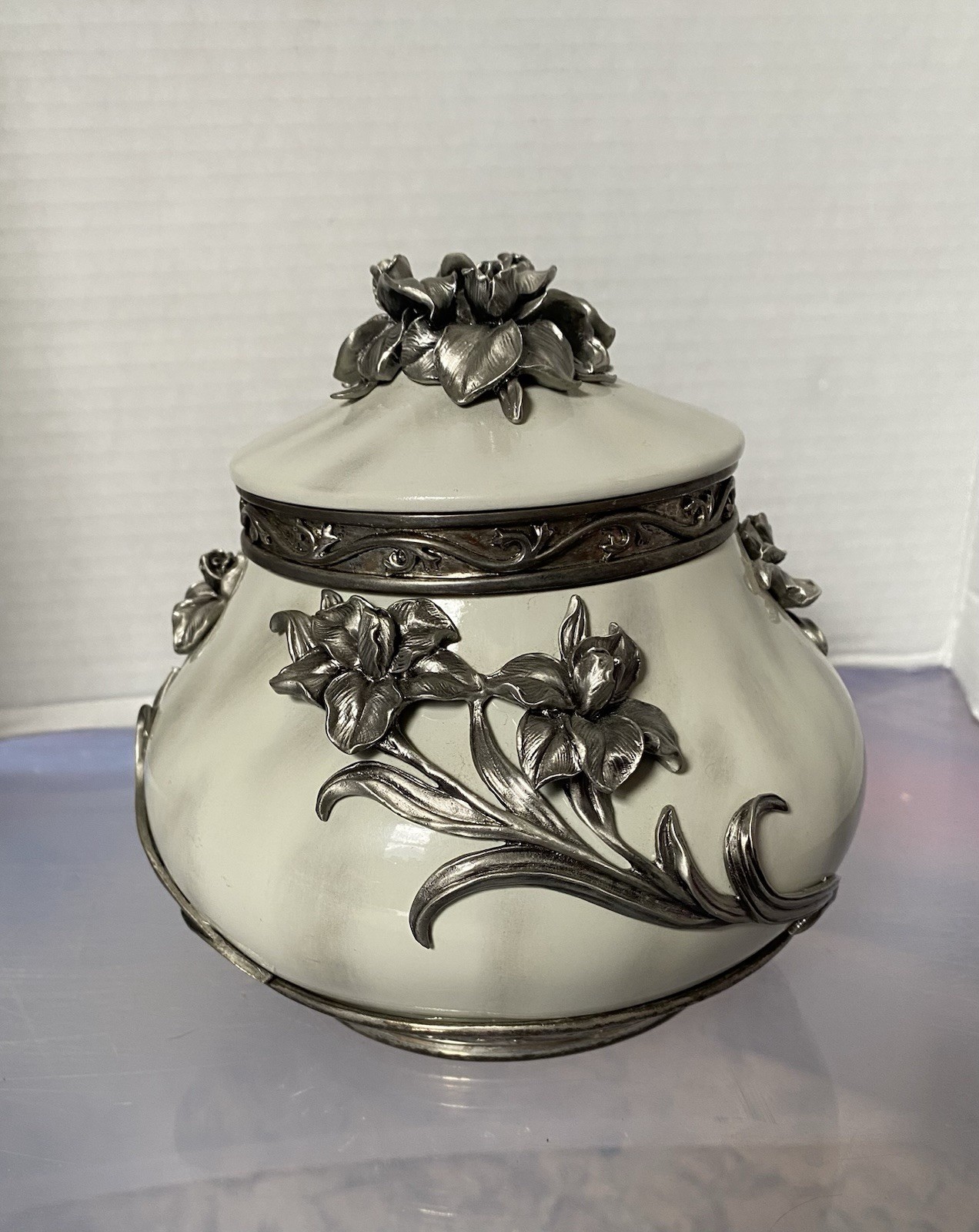 Small Cremation Urn “ Pewter Lillies Infant Urn” Cold Cast Polystone And Pewter